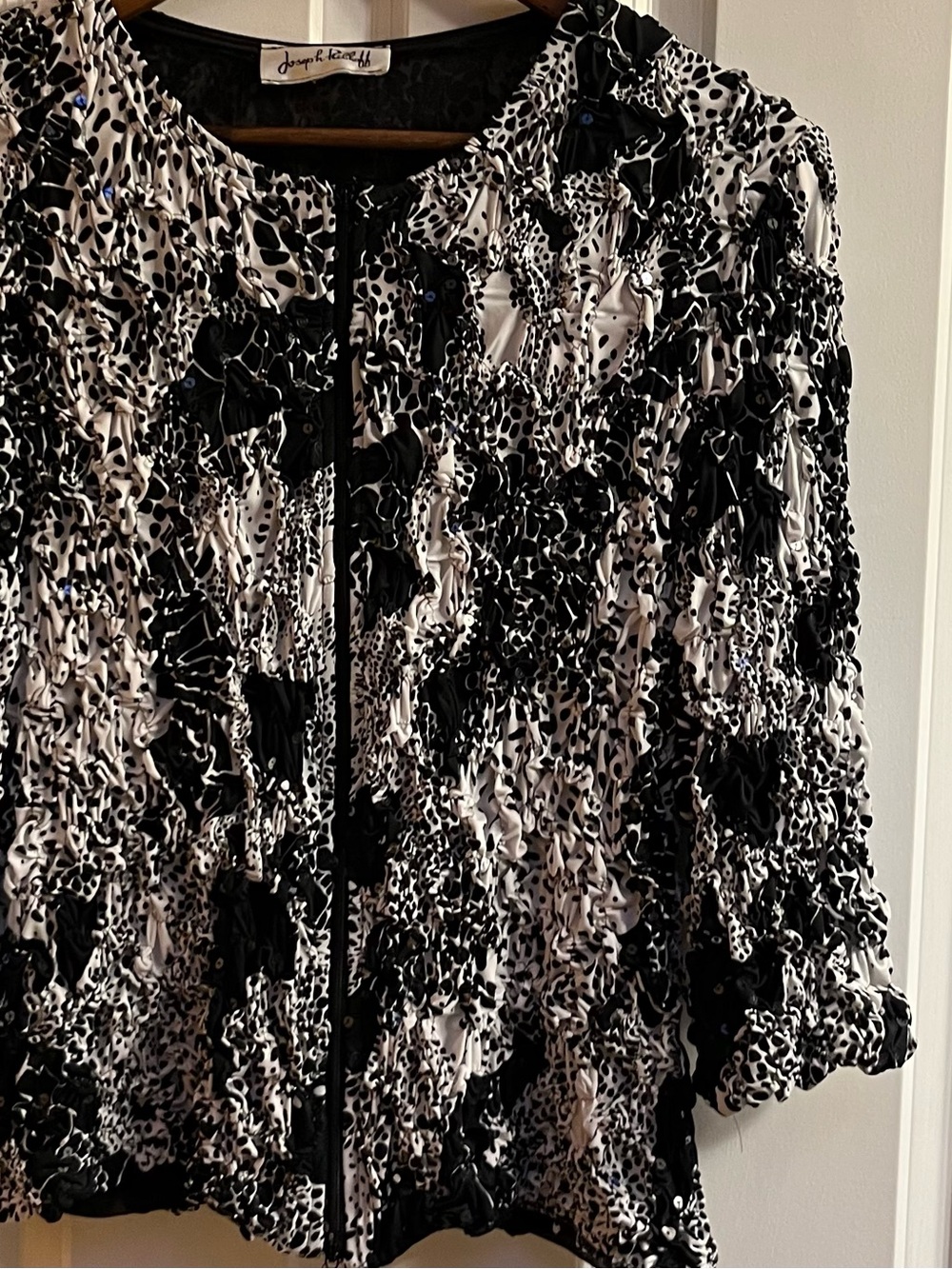 JOSEPH RIBKOFF Blouse 
SZ-L Black & White